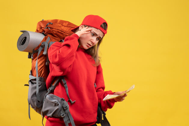工作前视图困惑的女游客背着背包拿着旅游地图帽子旅行人