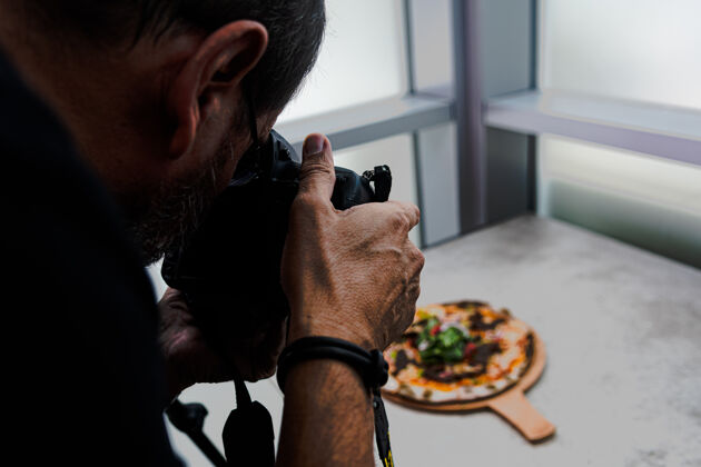 膳食一个人在桌子上拍比萨饼的高角度照片面团热的西红柿