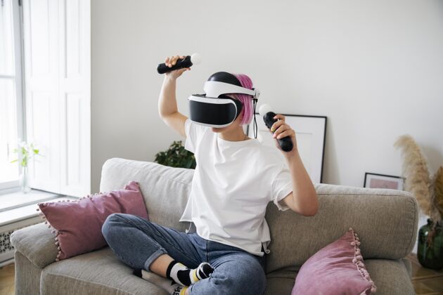 虚拟玩虚拟现实游戏的年轻女子女人技术技术