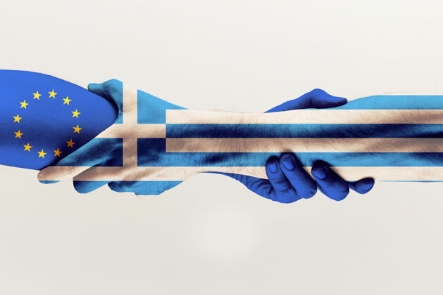 团队合作新的机会男性手拿着蓝色的欧盟和希腊国旗 背景是灰色的工作室帮助的概念 联邦 国家伙伴关系 政治和经济关系合作结论政策