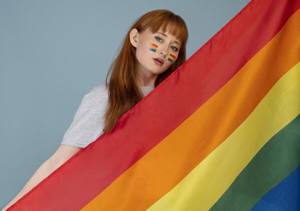 宽容有彩虹符号的红发女人同性恋自豪尊重庆祝