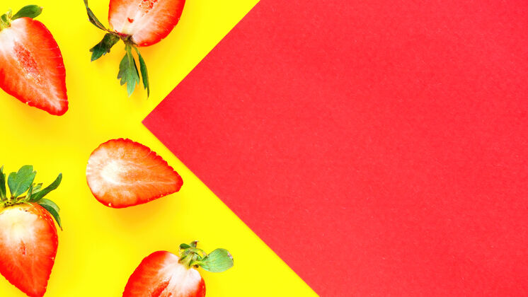 多汁切成半个草莓和黄色背景上的红纸片有机刷新
