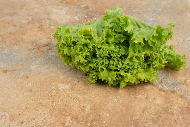 美味新鲜的绿色蔬菜放在大理石表面新鲜蔬菜生菜