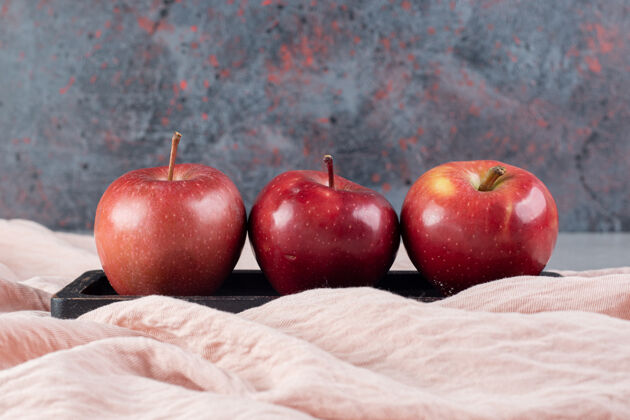 苹果把一小捆新鲜苹果放在纺织品表面的托盘上有机美味美味