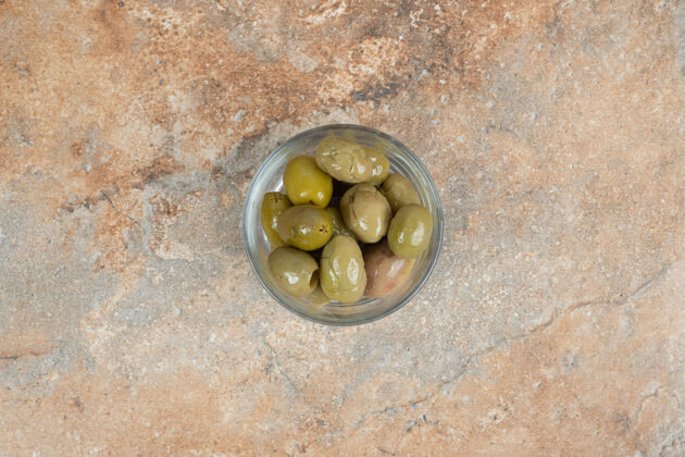 有机在玻璃碗里腌青橄榄橄榄水果发酵