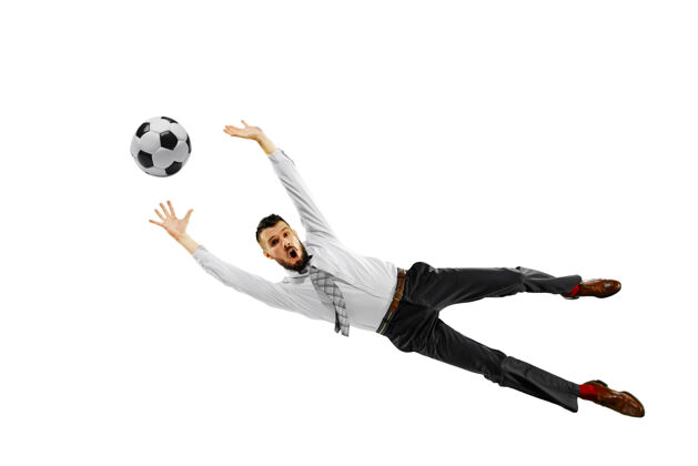 领带一个年轻的商人在白色背景下踢足球的全长镜头竞争休息运动