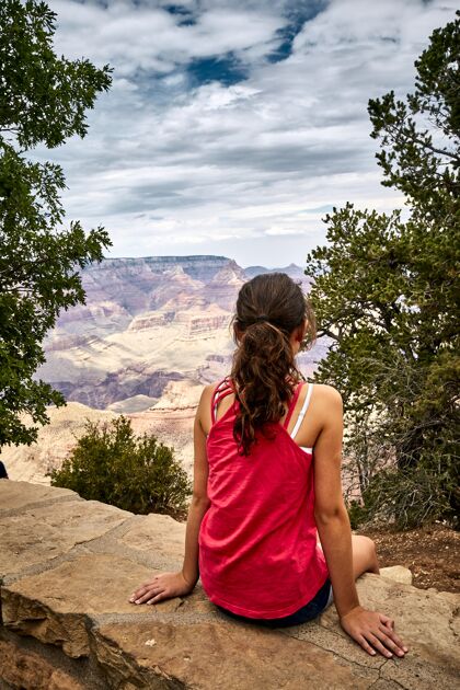 土地美国亚利桑那州大峡谷国家公园 一个年轻女孩的美丽风景戏剧性天空炎热