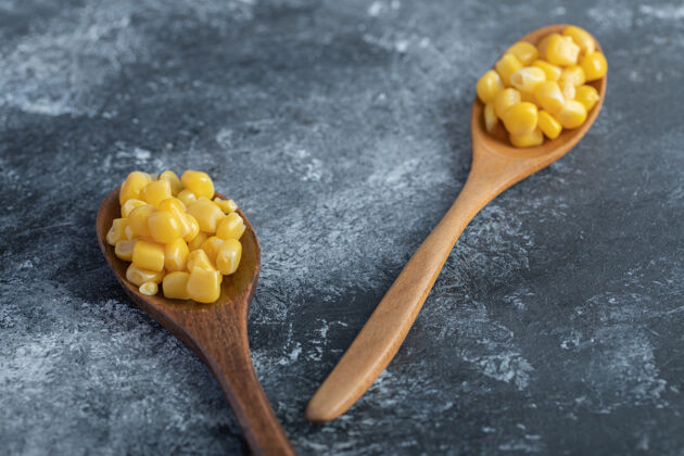 玉米在大理石上放两勺甜玉米食品玉米种子