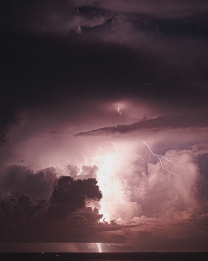 雷马尔代夫的闪电风暴闪电电可怕