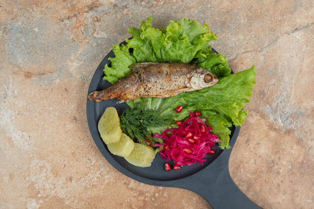 配料青鱼配生菜和红卷心菜在木板上黄瓜美味海鲜