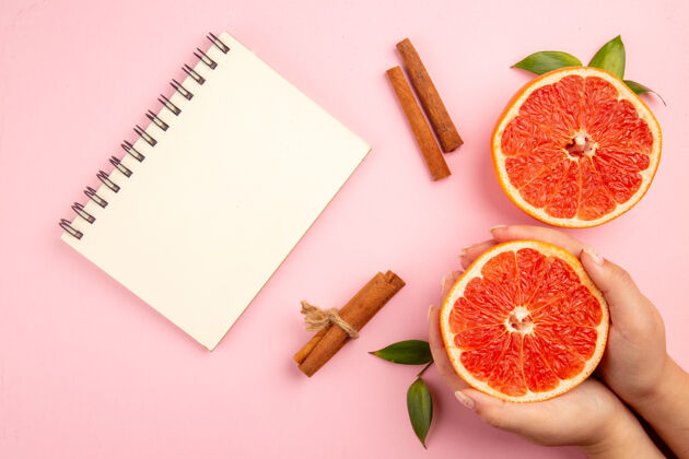 葡萄柚美味的葡萄柚水果切片与肉桂粉红表面俯视图切片多汁可食用水果
