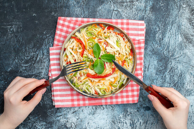餐厅黑色表面上美味蔬菜沙拉的俯视图健康饮食盘子
