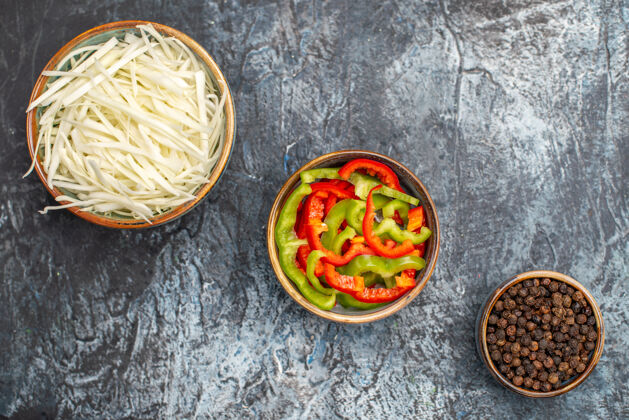 蔬菜浅灰色表面上的甜椒卷心菜切片俯视图美味健康面食