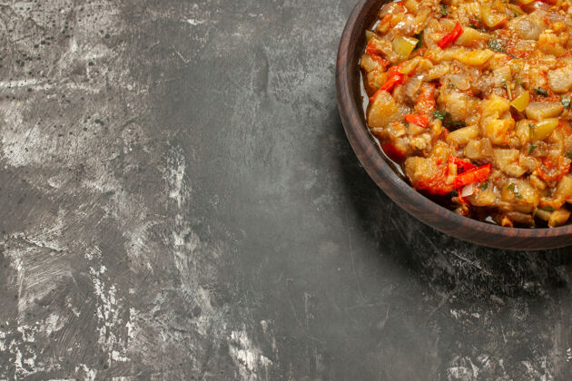 肉黑暗表面上碗里烤茄子沙拉的俯视图食物一餐餐厅