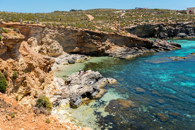 景观在马耳他拍摄的悬崖和海滩的美丽景色海湾风景自然