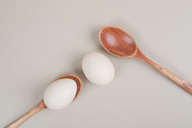 自然两个木制勺子 里面有鸡白蛋食物烹饪家用