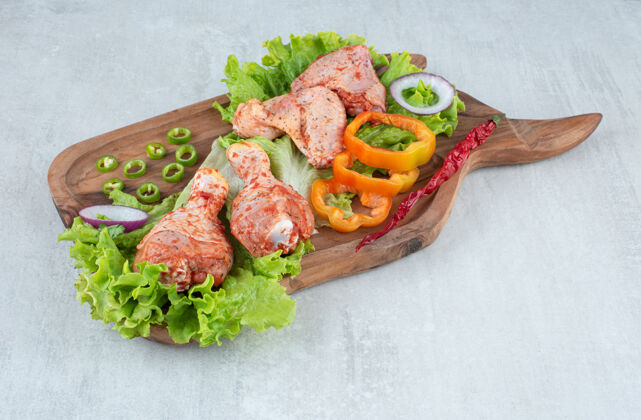 食物在木板上放些蔬菜和调味鸡肉生菜生的香料