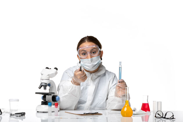 防护正面图女医生穿着防护服 戴着面罩 上面拿着蓝色溶液 写着白色背景的冠状病毒专业实验室蓝色