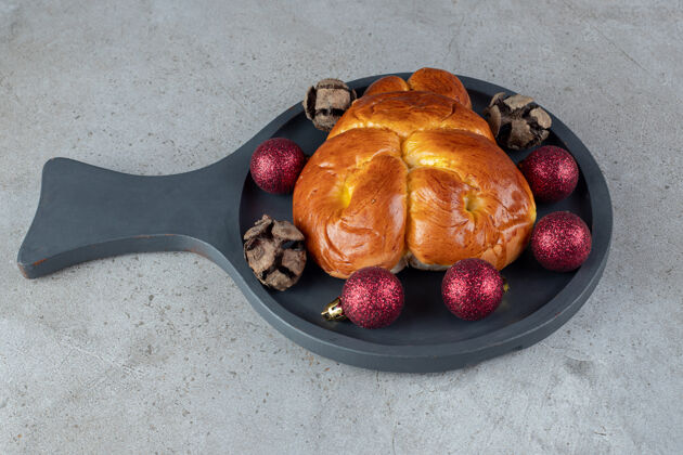 辛辣在大理石桌上放一个小平底锅和一个甜面包美味拼盘圣诞节