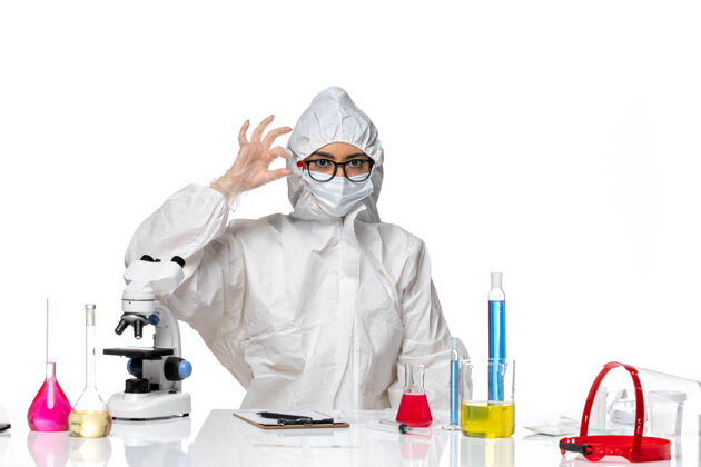 人前视图穿着特殊防护服的女化学家拿着白色背景上的样本化学冠状病毒大流行外套防护医生