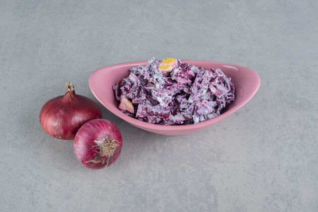 自制紫色卷心菜和洋葱沙拉放在陶瓷杯里香料晚餐食物