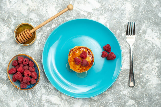 糖顶视图美味松饼与浆果和蜂蜜光表面晚餐肉清淡