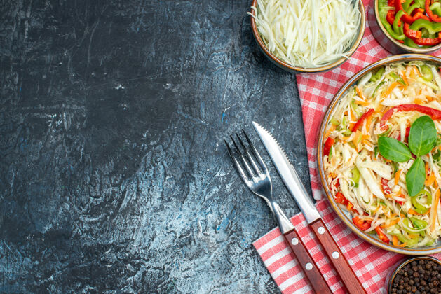 刷子黑色表面上美味蔬菜沙拉的俯视图叉子健康切片