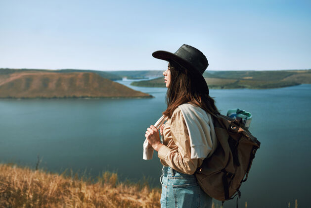 自然戴牛仔帽的积极女人在巴科塔地区散步度假女人风景