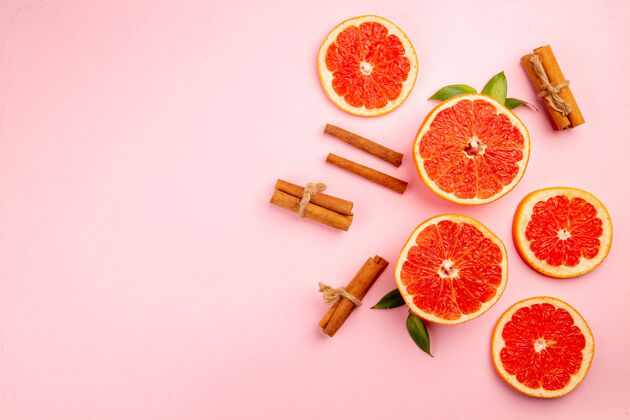 果汁美味的葡萄柚水果切片与肉桂粉红表面俯视图健康饮食醇香