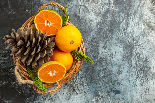 健康浅灰色表面上篮子里多汁新鲜橘子的俯视图柑橘柑橘里面