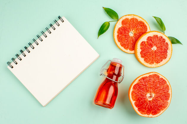 健康浅蓝色表面的美味葡萄柚切片果汁俯视图水果新鲜柑橘