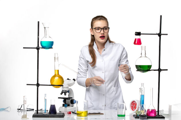 实验室前视图白色背景上穿着医疗服的女化学家化学大流行性冠状病毒医学女化学家医学