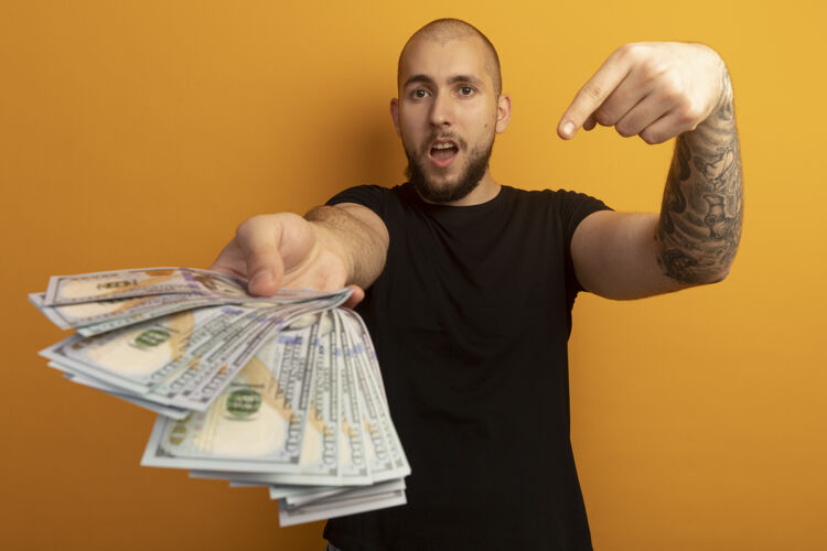 点一个穿着黑色衬衫的年轻帅哥拿着现金指着我人男人男人