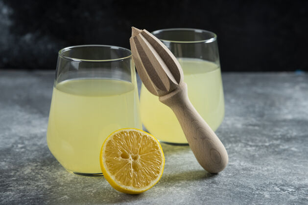 自制的杯柠檬水加柠檬片和木铰刀果汁可口的鸡尾酒