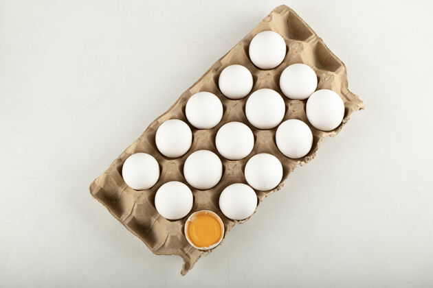 鸡肉生鸡蛋放在蛋盒里 放在白色的表面上桌面蛋白质鸡蛋纸箱
