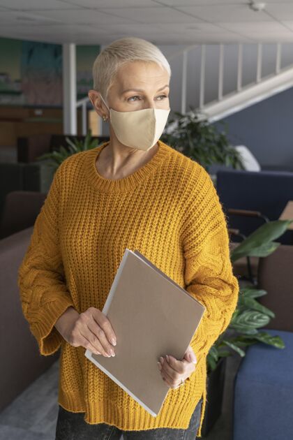 距离戴着医用面罩上班的女人人社交距离工作场所