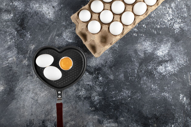 新鲜锅和鸡蛋容器在大理石表面餐美味容器