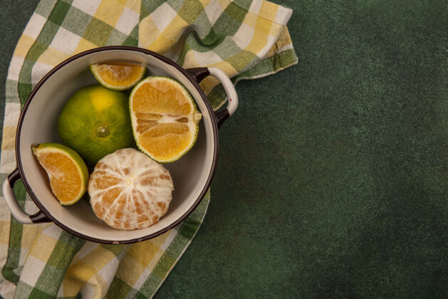 柑橘新鲜健康的橘子在格子布上的碗顶视图 有复印空间健康景观橙色