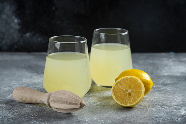 罐装的杯新鲜柠檬水 柠檬片和木铰刀罐子柠檬酸的