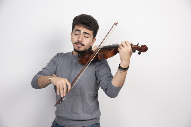 男人音乐家用小提琴演奏了一首浪漫的经典乐曲专业男人音乐