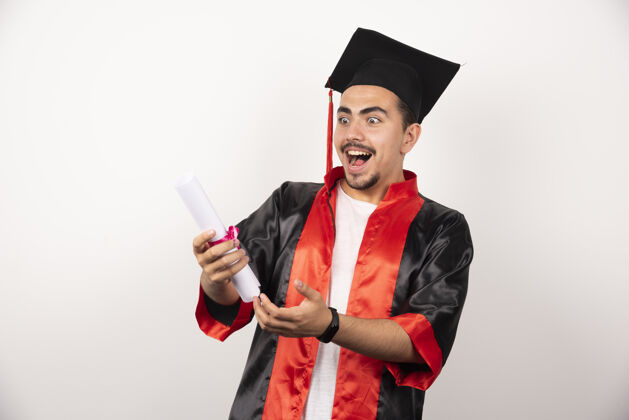 教育年轻的研究生很高兴收到了白色的毕业证书表达学生满意