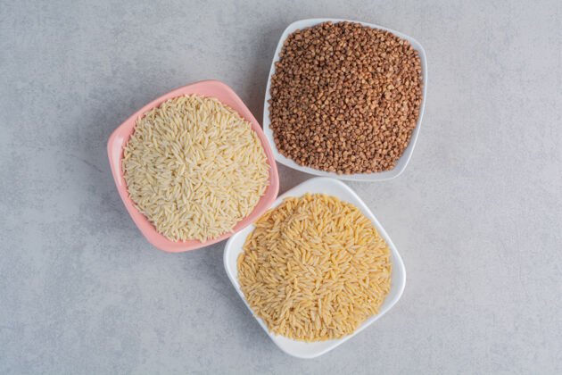 荞麦一盘盘的大米和荞麦放在大理石表面面粉烹饪大米