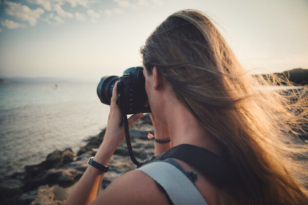海岸特写镜头聚焦一个女人采取的海洋照片-摄影的概念美丽海洋人