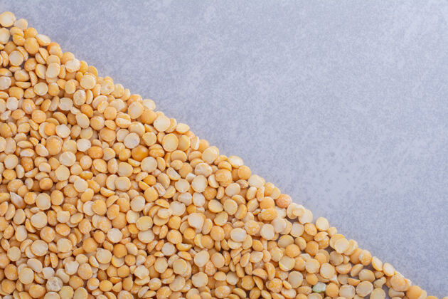 农业扁豆颗粒整齐地排列在大理石表面有机谷类汤