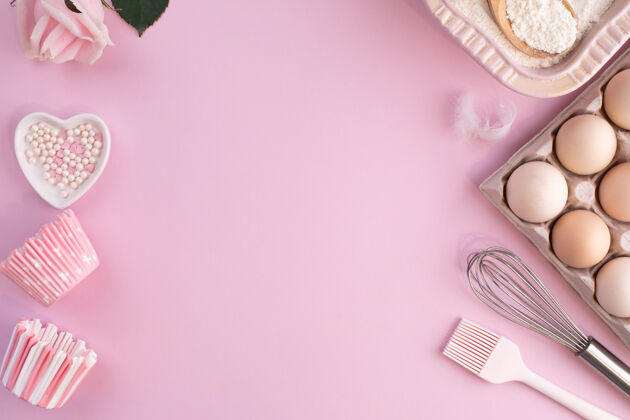 平铺在柔和的粉红色粉彩背景上烘烤的食品配料框架烹饪平面布置 带复制空间俯视图烘焙概念平面布置框架面粉菜单