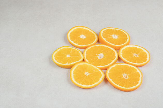 水果新鲜的橘子片放在灰色的表面上有机柑橘异国风味