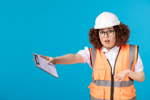 工作前视图紧张的女建筑工人穿着蓝色制服人工程师项目