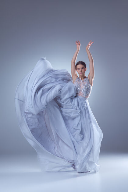丝绸美丽的芭蕾舞演员在长紫丁香礼服在紫丁香背景下跳舞戏剧魅力风