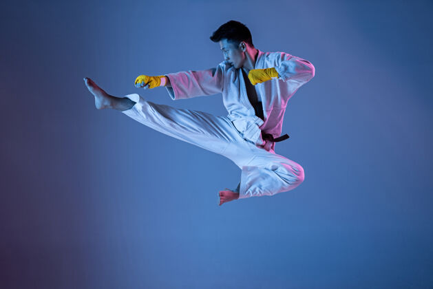 搏击自信的韩国人穿着和服练习徒手格斗武术准备技能运动