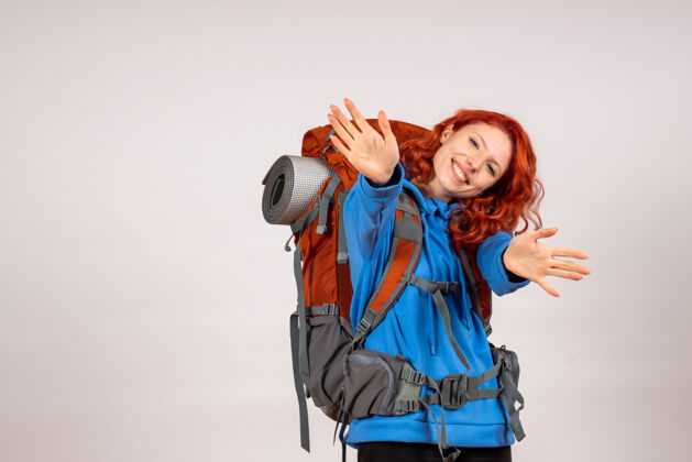 旅行女游客背着背包上山旅游山情感人
